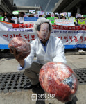 [경향포토]미국산 쇠고기 수입 중단 촉구 퍼포먼스