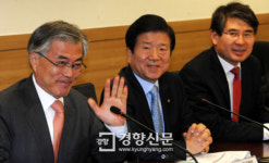 [경향포토]인사하는 문재인