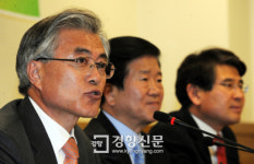 [경향포토]인사말하는 문재인 본부장