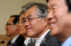[경향포토]청년들의 목소리 듣는 문재인
