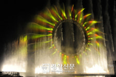 [경향포토]여수 밤하늘 물들이는 화려한 빛줄기
