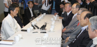 [경향포토]원탁회의 면담하는 강기갑 혁신비대위원장