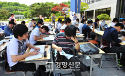 [경향포토]본관 앞에서 공부하는 학생들