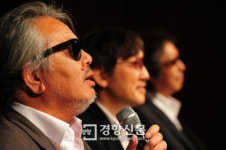 [경향포토]들국화  재결성  기자회견-전인권 한곡