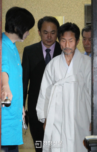 [경향포토]입장하는 강기갑혁신비대위원장