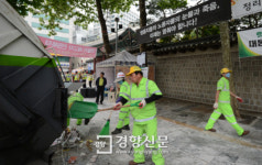 [경향포토]대한문 앞 천막 철거