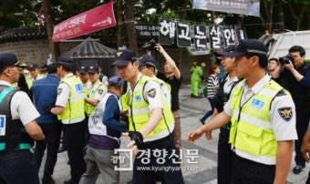[경향포토]쌍용차 노숙 천막 철거