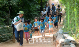 [경향포토]황톳길 산책
