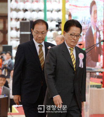 [경향포토]나란히 헌화하는 황우여 새누리당 대표와 박지원 민주통합당 비대위원장