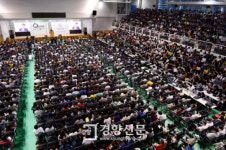 [경향포토]안철수 원장 강연에 가득메운 부산대 체육관