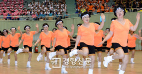 [경향포토]어르신들의 흥겨운 에어로빅 공연