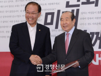 [경향포토]당선거관리위원장과 악수하는 황우여대표