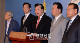 [경향포토]김두관경남지사 경선참여 촉구하는 영남 전직의원들