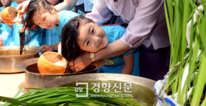 [경향포토]창포물로 머리감는 어린이들