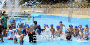 [경향포토]양재천에 개장한 수영장이 즐거운 아이들