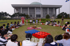 [경향포토]국회광장에서 열린 새누리빨간파티
