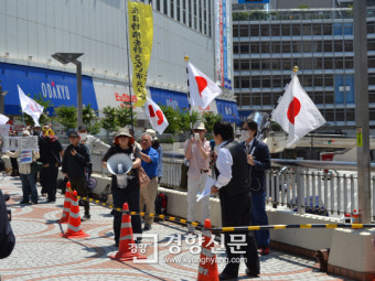 도쿄 ‘위안부 사진전’… 일본 우파 반대시위