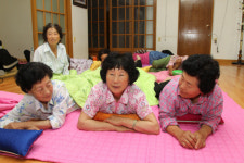 함께 먹고 자고 건강도 챙겨주고… 독거노인들 “이젠 외롭지 않아요”