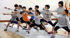 [경향포토]펜싱교실 인기