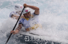[경향포토]물살 헤치며 나아가는 카누 영국대표팀