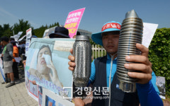 [경향포토]컨택터스가 노조원에 던진 자동차 부품