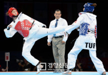 [경향포토]승리의 발차기