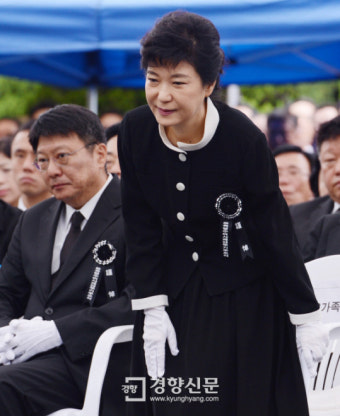 [경향포토]고 육영수여사 추도식에 참석한 박근혜전위원장