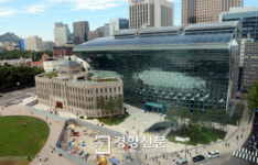 [경향포토]대비되는 신,구 청사