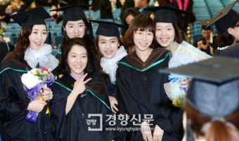 [경향포토]이화여대 졸업생들
