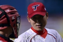 [경향포토]윤석민, 오늘 볼이 잘 들어가네