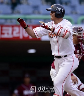 [경향포토]소년 장사 최정, 홈런 미소가 절로 나네