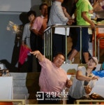 계란·물병 던지고 몸싸움… 민주당 충남 경선 ‘난장판’