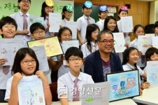[경향포토]김용택 시인,초등학생들과 농어촌 재능나눔 캠페인