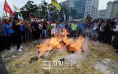 농민후계자한우일번지 | [경향포토]성난 한우농민들,국회앞 대치