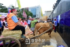 [경향포토]성난 한우 농민들,국회앞 대치