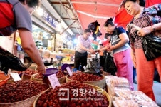 [경향포토]명절 앞둔 경동시장 태풍 탓에 아직 몰라…
