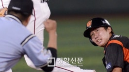 [경향포토]권영준, 심판 아웃판정에 표정이