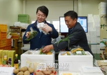 소양농산생산자 | [경향포토]완주산 농산물 살펴보는 안철수 후보