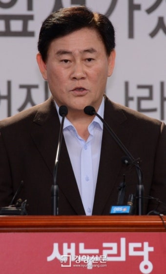 [경향포토]사퇴기자회견하는 최경환비서실장