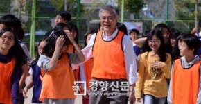 [경향포토]밝게 웃는 문재인 후보