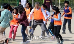 [경향포토]초등생들과 축구경기하는 문재인 후보