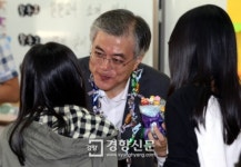 [경향포토]사탕 목걸이 선물받은 문재인 후보