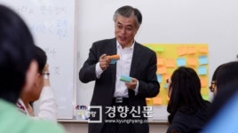 [경향포토]수업 진행하는 문재인 후보