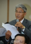 [경향포토]자료들고 말하는 창조컨설팅 노무사
