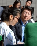 [경향포토]안철수 후보, 직업병 환자 목소리 청취