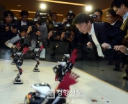 [경향포토]안철수 후보, 부천 로보파크 방문