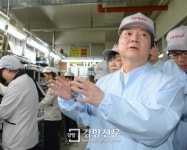 [경향포토]창원 덴소풍성전자 생산라인 돌아보는 안철수 후보