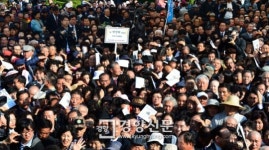 [경향포토]박정희 전 대통령 추모식 참석한 시민들