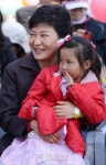 [경향포토]어린이 안은 박근혜