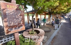 학교담장 허무니 학생도 주민도 ‘마음의 벽’ 헐어